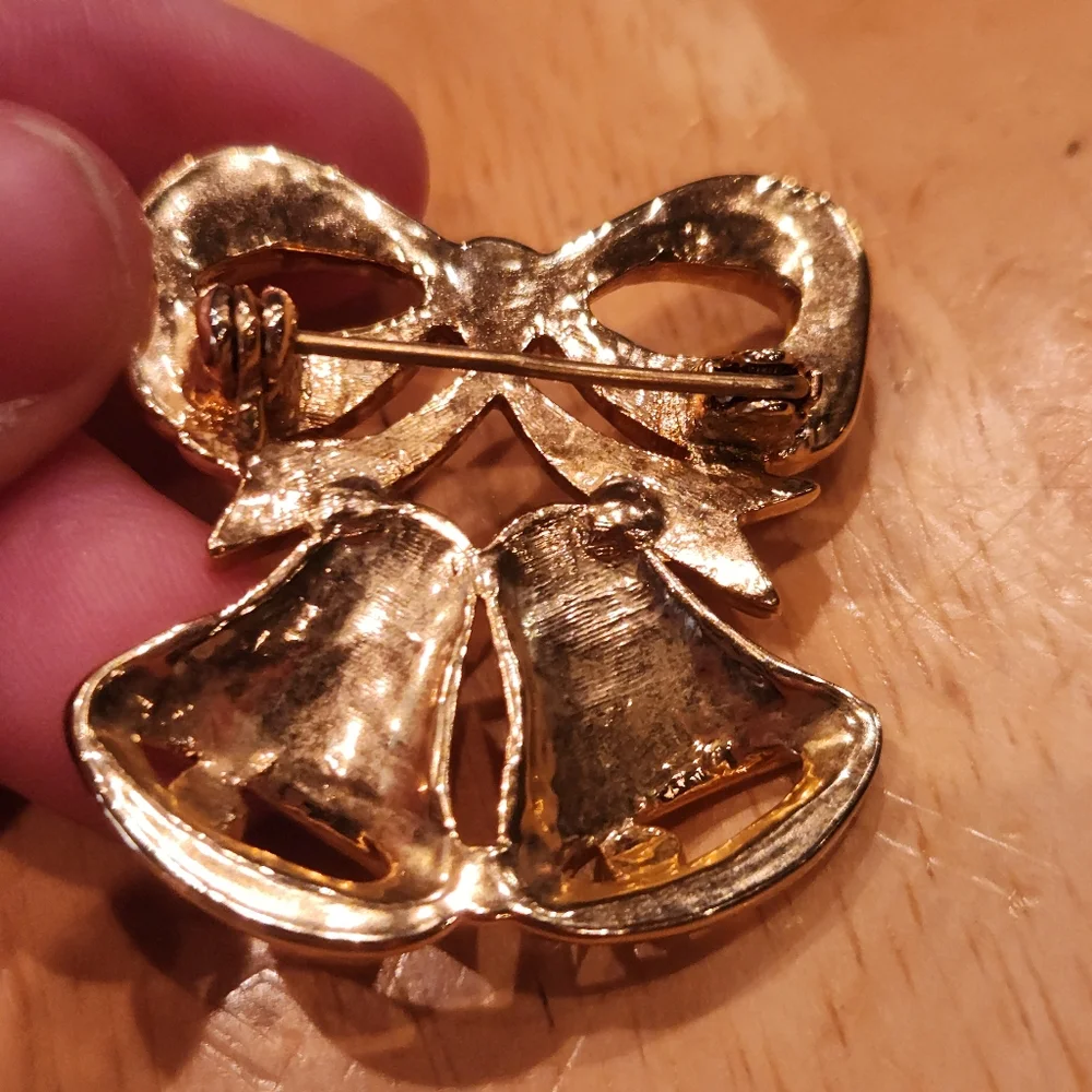 Bow with Bells Christmas Brooch - Picture 2 of 2